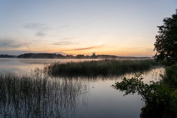 rankiem nad jeziorem