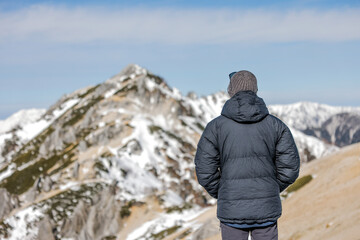 燕岳に登る男性