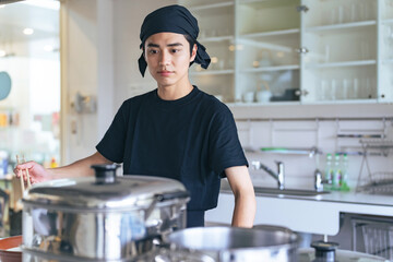 厨房に立つ男性調理師