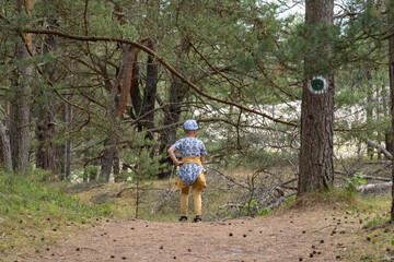 dziecko w lesie