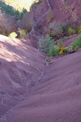 Curiosité géologique de sable rouge au Pla de Muga col vers Lamanère dans les pyrénées - obrazy, fototapety, plakaty