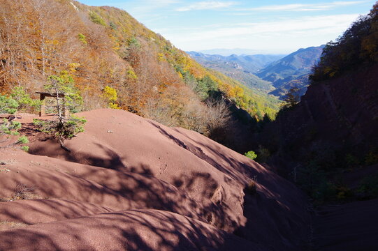 Curiosit&eacute; g&eacute;ologique de sable rouge au Pla de Muga col vers Laman&egrave;re dans les pyr&eacute;n&eacute;es