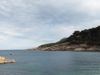 Vue sur la mer Méditerranée depuis la plage Montgo en Espagne (L'Escala)