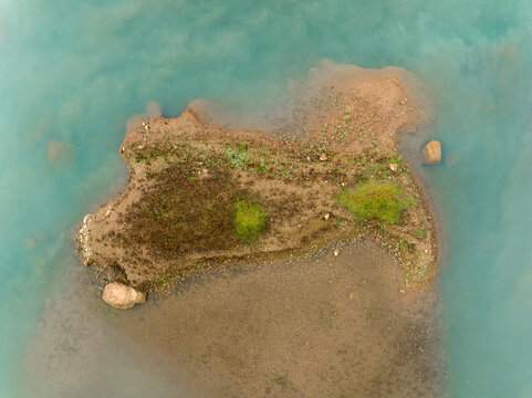 Colores de la naturaleza en islas y embalses a vista de drone