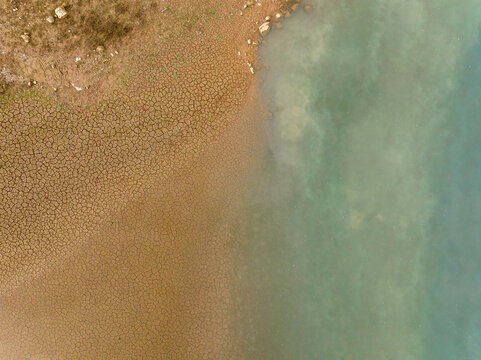 Colores de la naturaleza en islas y embalses a vista de drone