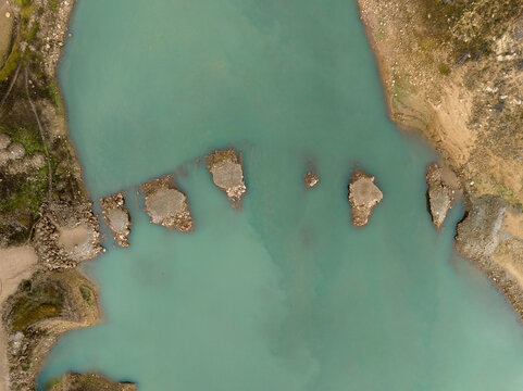 Colores de la naturaleza en islas y embalses a vista de drone
