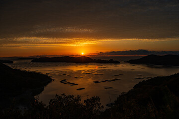 日本の岡山県瀬戸内市の迫門の曙のとても美しい朝日