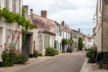 Fototapeta na wymiar Ars-en-Ré. Rue du centre. Charente-Maritime. Nouvelle-Aquitaine