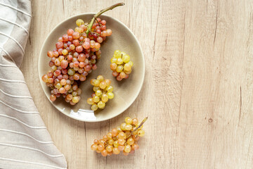 Obraz na płótnie Canvas Organic fresh grapes from the vineyard. Grapes harvest. Food pattern