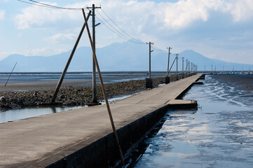 Obraz premium 雲仙普賢岳を望む干潮の有明海