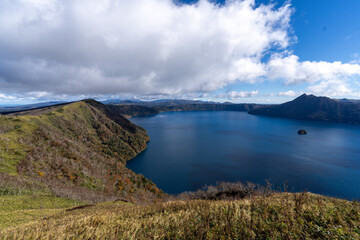 Fototapeta na wymiar 北海道　紅葉　阿寒川　オンネトー　摩周湖　道　道東　硫黄山　温泉