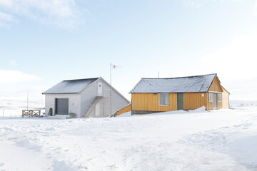 Dos casas con fondo nevado en Noruega