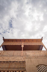 Obraz premium An ancient building made of wood and clay in the ancient city of Khiva in Khorezm, carved wood is an element of the facade