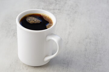 淹れたてのコーヒーが入ったコーヒーカップ
