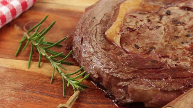 c&ocirc;te de boeuf cuite, en gros plan, sur une planche &agrave; d&eacute;couper	