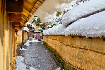 金沢市を代表する観光名所「武家屋敷跡」。冬は雪から土塀を保護する「こも」と呼ばれる藁が掛けられている。