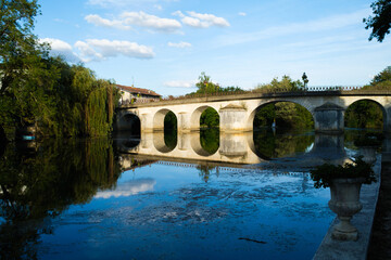 Fototapeta na wymiar bridge over the river in Mansle France