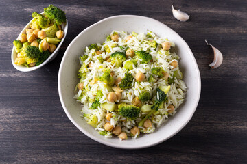 Basmati rice with chickpeas and broccoli. Healthy and balanced dish suitable for those following a vegan diet.