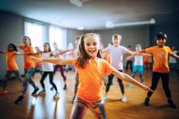 Crédence de cuisine en verre imprimé École de danse Portrait of smiling children of 7-13 years old enjoying modern dancing in a dance studio