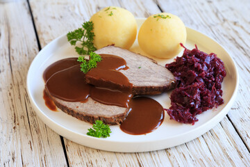 Rinderbraten mit  Klößen und Rotkohl