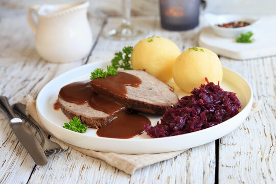 Schmorbraten mit Kl&ouml;&szlig;en und Rotkohl