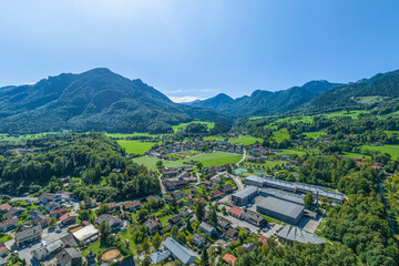 Blick über Brannenburg im Kreis Rosenheim zum Magfallgebirge mit dem Wendelstein