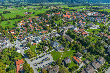 Die oberbayerische Gemeinde Brannenburg im Inntal von oben, Blick auf das Ortszentrum