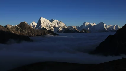 Papier Peint photo autocollant Ama Dablam Sea of fog in the Gokyo Valley and sun lit high mountains, Nepal.