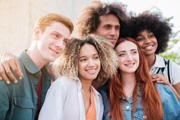 ºGroup of young and diverse friends together laughing outdoors. Concept: lifestyle, fun, friendship