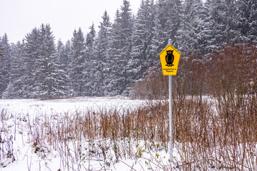 Erste Winterwanderung durch den verschneiten Thüringer Wald am Bahnhof Rennsteig - Thüringen -...