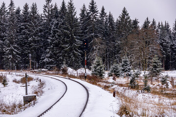 Erste Winterwanderung durch den verschneiten Thüringer Wald am Bahnhof Rennsteig - Thüringen -...