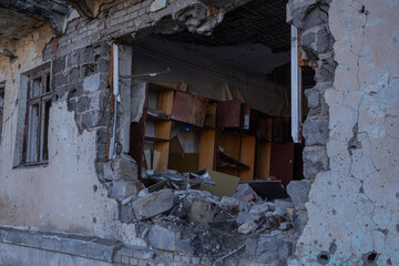 Naklejka premium Izyum, Ukraine - November 10, 2023: the occupiers shelled the city without stopping and hit an apartment