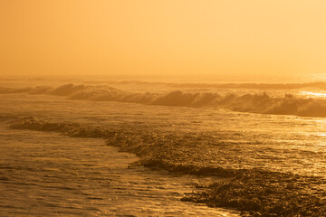 Hora dourada no amanhecer na praia