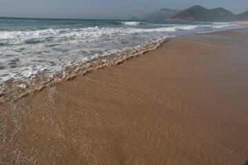 lindas ondas do mar na praia ao amanhecer