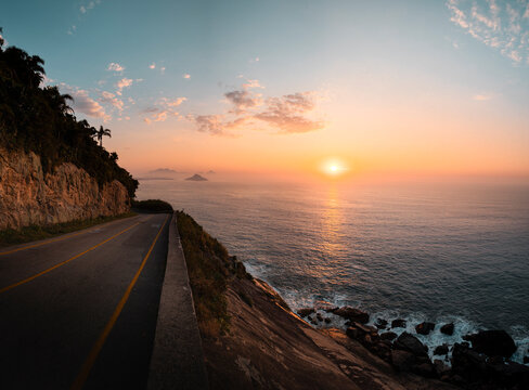 Estrada cênica a beira mar com nascer do sol, Rio de Janeiro