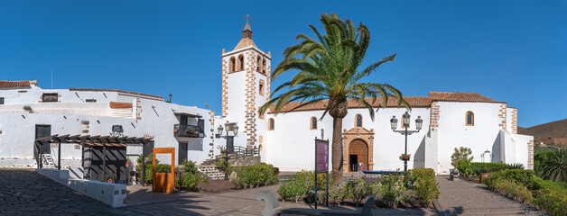 Kirche Santa Maria de Betancuria mit Vorplatz - berühmteste Sehenswürdigkeit im Zentrum von...