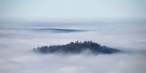 Le Saint-Mont, une ile dans les nuages.