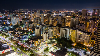 Vista aérea de Santo Domingo de noche, República Dominicana. - obrazy, fototapety, plakaty