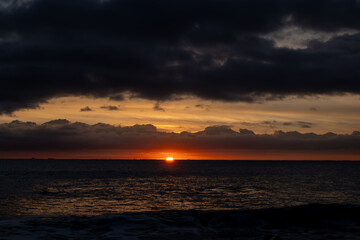 Fototapeta na wymiar Wschód słońca nad możem Folkestone