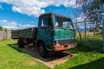 Zastava stary zabytkowy samochód ciężarowy wykorzystywany w czasie wojny. Były serbski...