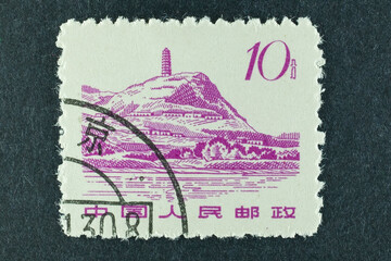 Sello postal de China, paisaje con un monte