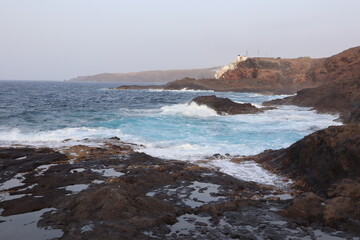 acantilado rocoso con olas rompiendo