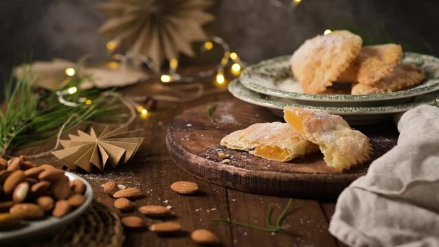 A crescent-shaped pastry whose filling is made of eggs and almonds wrapped in crispy dough, cut in an artisanal way and sprinkled with sugar.