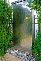 ściana wodna w ogrodzie. Metalowa ściana wodna kaskadowa. water wall in the garden, decorative...