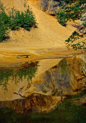 żółte skały odbicie w wodzie, yellow rocks reflected in the water, krajobraz, żółte skały nad wodą, samotna ławeczka nad wodą  © kateej