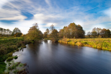 Fototapeta na wymiar jesien nad rzeka