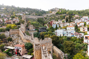 Obraz premium The fortress wall goes through the city of Alanya.