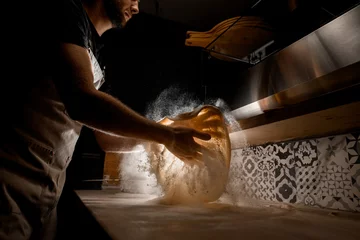 Keuken spatwand met foto Pizza dough tossing technique by the chef © fesenko