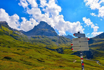 Wanderwegweiser am Stierlochjoch im Lechquellengebirge Vorarlberg/Österreich