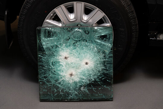 Bulletproof bulletproof glass from a combat vehicle